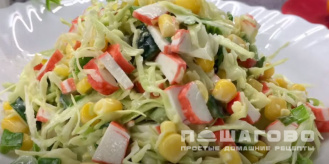 Фото приготовления рецепта: Салат с капустой, крабовыми палочками и кукурузой - шаг 7