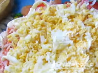 Фото приготовления рецепта: Слоеный салат с помидорами и крабовыми палочками - шаг 3