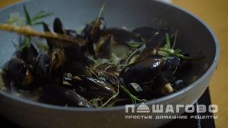 Фото приготовления рецепта: Устрицы в сливочном соусе - шаг 3