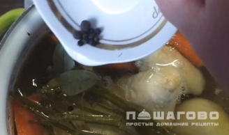 Фото приготовления рецепта: Прозрачный куриный бульон - шаг 2