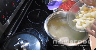 Фото приготовления рецепта: Борщ классический с перцем, укропом и чесноком - шаг 12