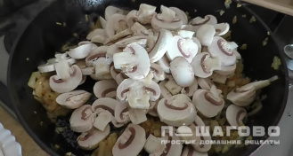 Фото приготовления рецепта: Курица с грибным соусом - шаг 4