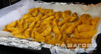Фото приготовления рецепта: Хрустящие картофельные дольки в специях - шаг 5