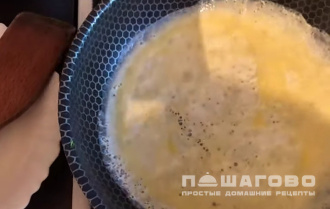 Фото приготовления рецепта: Салат с фунчозой и морепродуктами - шаг 10