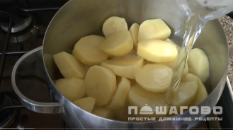 Фото приготовления рецепта: Бифарше (запеканка из картофельного пюре и куриного фарша) - шаг 2
