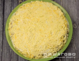 Фото приготовления рецепта: Слоеный салат с курицей и шампиньонами - шаг 8