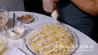 Фото приготовления рецепта: Салат с ананасом, курицей, сыром и грецким орехом - шаг 5