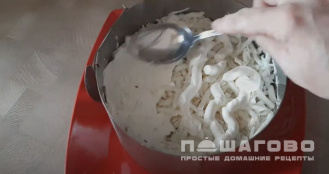 Фото приготовления рецепта: Слоеный салат с грибами и ветчиной - шаг 5
