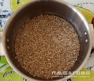 Фото приготовления рецепта: Зеленая гречка с помидорами, луком и чесноком - шаг 1
