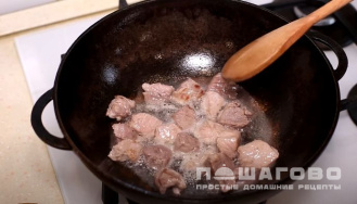 Фото приготовления рецепта: Жаркое из свинины с капустой - шаг 2
