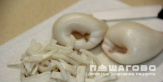 Фото приготовления рецепта: Салат из корейской моркови и кальмаров - шаг 4