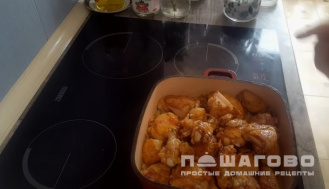 Фото приготовления рецепта: Отварная курица с томатной подливкой «по-армянски» - шаг 6