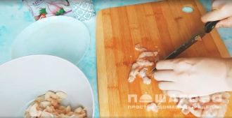 Фото приготовления рецепта: Заливной пирог на кефире с курицей и картошкой - шаг 4
