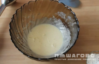 Фото приготовления рецепта: Сырники домашние с манкой и сметаной - шаг 1