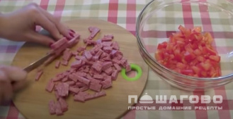 Фото приготовления рецепта: Мини-пицца на хлебе - шаг 3
