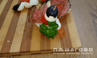 Фото приготовления рецепта: Канапе на шпажках с салями и моцареллой на день рождения - шаг 3