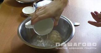 Фото приготовления рецепта: Тесто на майонезе - шаг 1