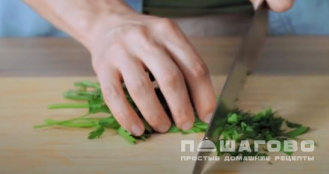 Фото приготовления рецепта: Жареная картошка с грибами и луком - шаг 4