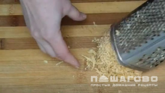 Фото приготовления рецепта: Салат с маринованными опятами и ветчиной - шаг 4