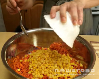 Фото приготовления рецепта: Салат с корейской морковью и кукурузой - шаг 3
