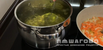 Фото приготовления рецепта: Сытный вегетарианский борщ без мяса - шаг 8