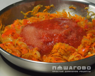 Фото приготовления рецепта: Голубцы с мясом и рисом в духовке с овощным соусом - шаг 4
