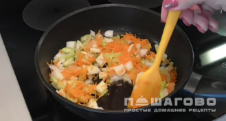 Фото приготовления рецепта: Фаршированные перцы на сковороде - шаг 8