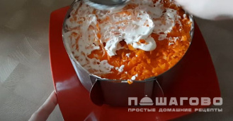 Фото приготовления рецепта: Слоеный салат с грибами и ветчиной - шаг 8