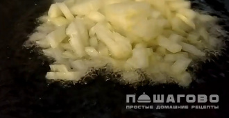Фото приготовления рецепта: Омуль жареный на сковороде - шаг 3