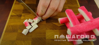 Фото приготовления рецепта: Крабовый салат с апельсинами и кукурузой - шаг 1