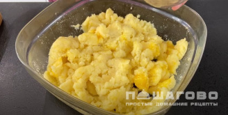 Фото приготовления рецепта: Картофельные пирожки с мясом на сковороде - шаг 9