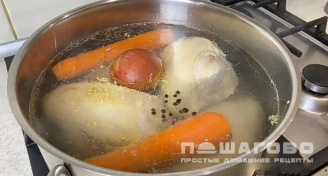 Фото приготовления рецепта: Заливное из курицы - шаг 2