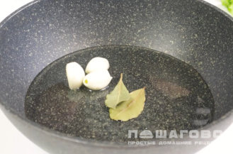 Фото приготовления рецепта: Шахтерский салат с солеными огурцами и мясом - шаг 5
