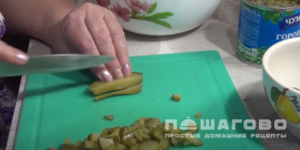Фото приготовления рецепта: Салат Оливье с отварной рыбой - шаг 6