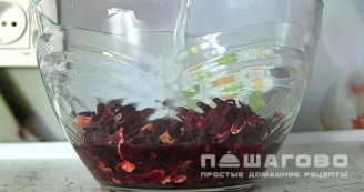 Фото приготовления рецепта: Покраска яиц чаем каркаде - шаг 1