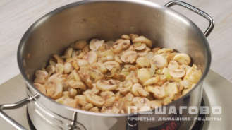 Фото приготовления рецепта: Грибной суп с перловкой - шаг 2