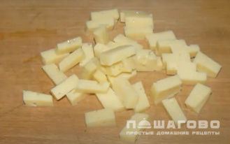 Фото приготовления рецепта: Свежий салат с огурцом, рукколой и салатом айсберг - шаг 5
