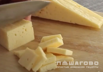 Фото приготовления рецепта: Салат с фасолью, помидорами и сыром - шаг 2
