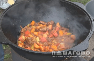 Фото приготовления рецепта: Овощное рагу с мясом в казане - шаг 4
