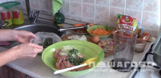 Фото приготовления рецепта: Мясные тефтели из свиного фарша - шаг 2