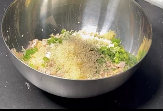 Фото приготовления рецепта: ПП пирожки с курицей и сыром - шаг 2
