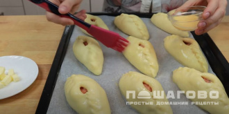Фото приготовления рецепта: Духовые пирожки Расстегай с рыбными консервами - шаг 19