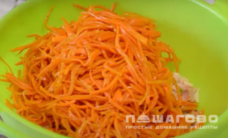 Фото приготовления рецепта: Салат с копченой курицей и корейской морковью - шаг 2
