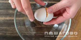 Фото приготовления рецепта: Брокколи, запеченная в духовке, с яйцами и травами - шаг 5