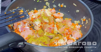 Фото приготовления рецепта: Кускус с курицей и болгарским перцем - шаг 6
