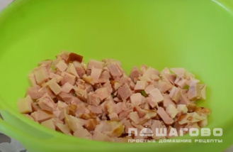 Фото приготовления рецепта: Салат с копченой курицей и корейской морковью - шаг 1