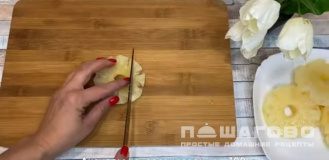 Фото приготовления рецепта: Салат из курицы с ананасами и кукурузой - шаг 1