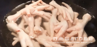Фото приготовления рецепта: Куриные лапки, обжаренные на воке - шаг 3