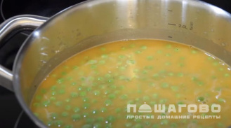 Фото приготовления рецепта: Подливка из сыра и горошка - шаг 7