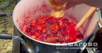 Фото приготовления рецепта: Классический клюквенный соус с соком лимона и апельсина - шаг 8